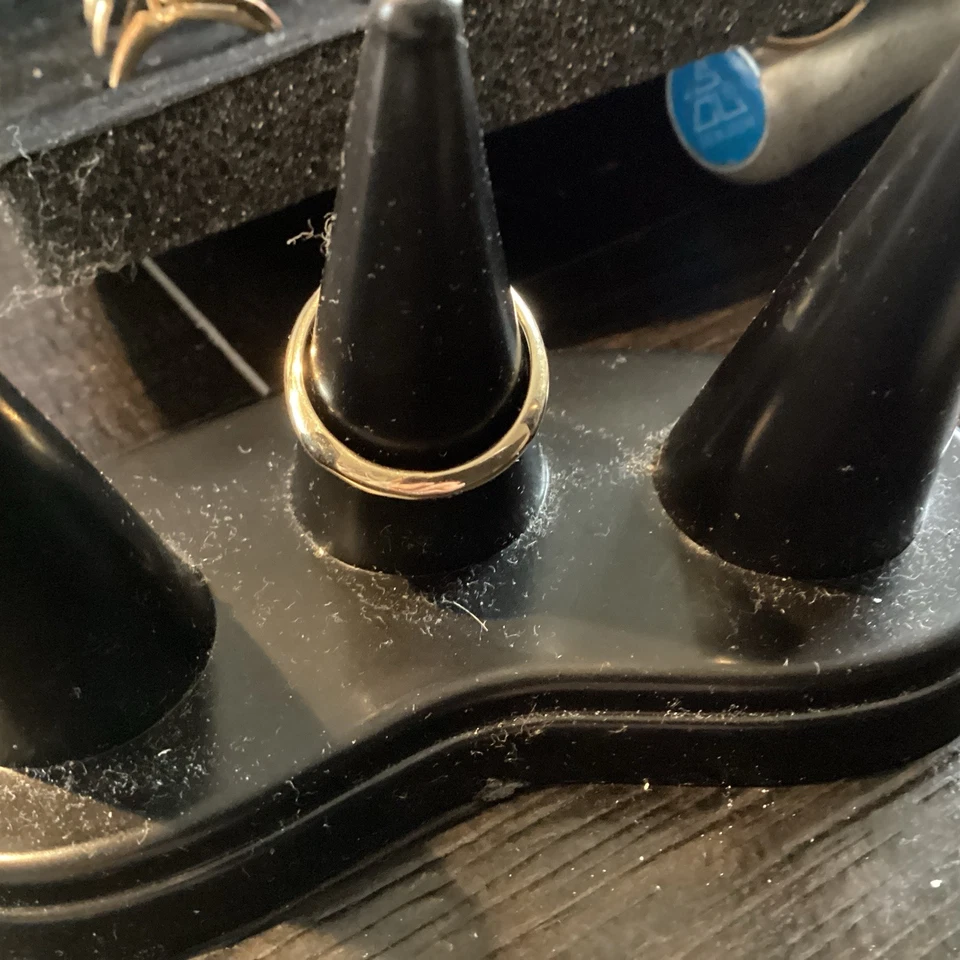 Vintage 1978 Avon Night Flower Onyx Gold  toned Ladies Ring Size 6 signed - Image 2 of 3