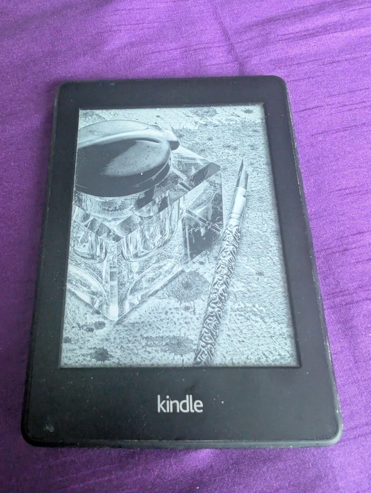 Amazon Kindle Paperwhite 6th Generation 4GB Wi-Fi 6 inch Black, read details - Image 4 of 4