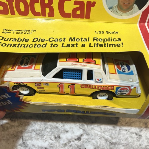 1/25 Ertl Darrell Waltrip #11 Pepsi Challenger NASCAR Stock Car DieCast - Picture 2 of 7
