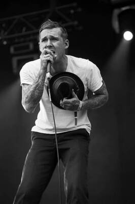 Brian Fallon of American rock band The Gaslight Anthem live onstag - Old Photo 4