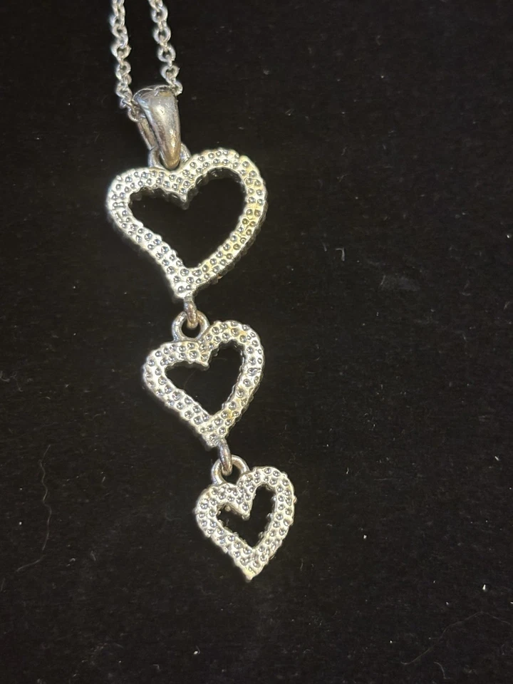 Colar de prata triplo coração ajustável 16" a 18" pingente New York & Co - Imagem 4 de 4