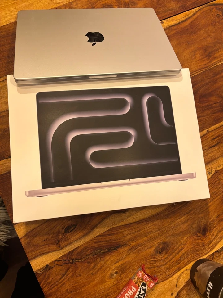 Apple MacBook Pro 14 Zoll (1TB SSD, M3 Max, 36GB) Laptop - Silber - MRX83D/A...