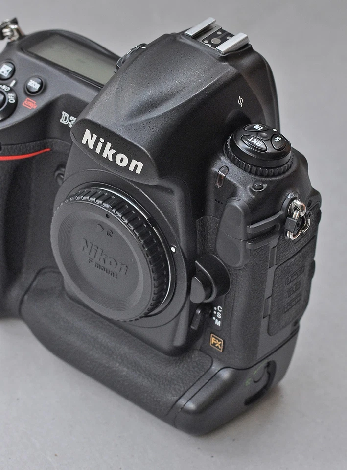 Nikon D3S 12.1 MP Digital SLR Camera - Shutter count 10,114,duty-free in the USA - Image 3 of 4