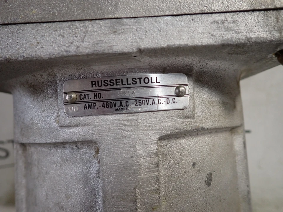 Conector Russellstoll Heavy Duty 200 amp 480 voltios CAT 8474 Foto 2 de 4