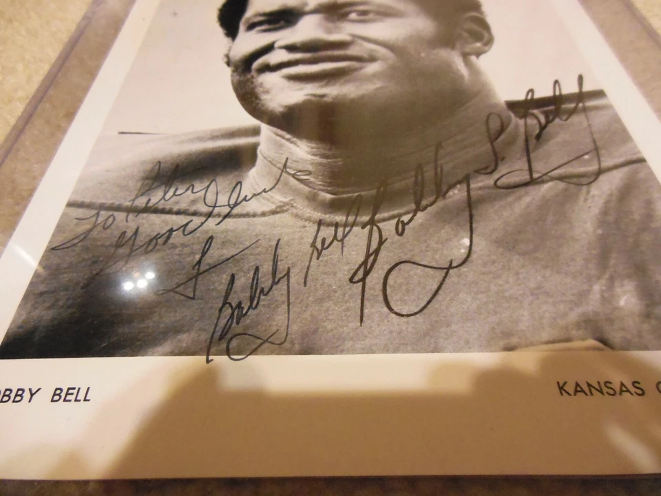 Foto en blanco y negro con inscripción y autógrafo de Bobby Bell Foto 2 de 2