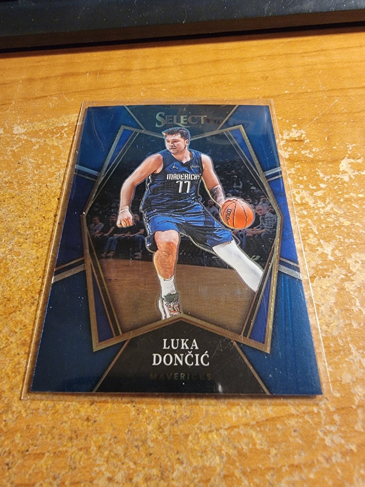 Luka Doncic 2021-22 Panini Select Premier Level Blue Prizm #117