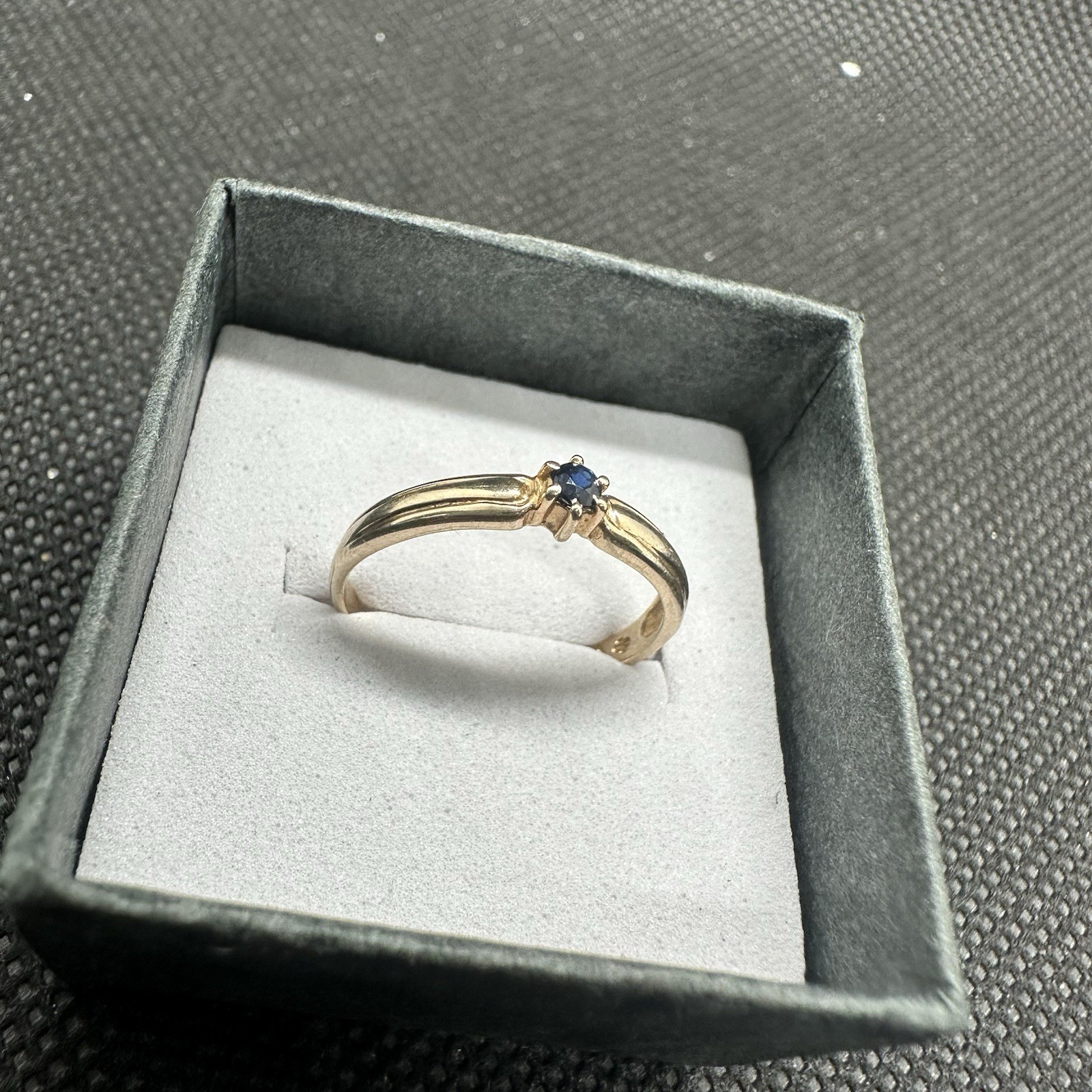 Vintage Solid 9ct 9K Yellow Gold 375 Dainty Blue Sapphire Ring Size 5.75