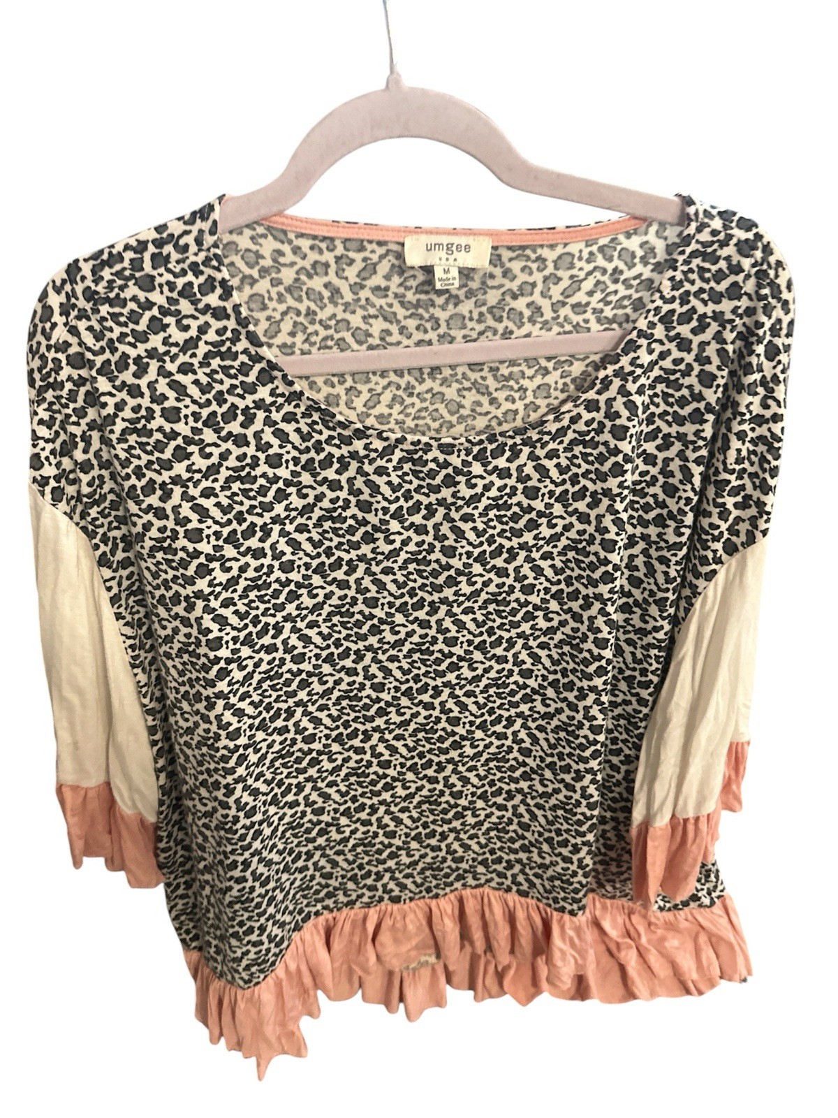 UMGEE Women's M Animal Print Knit 3/4 Sleeve Scoop Neck Ruffle Hem Blouse