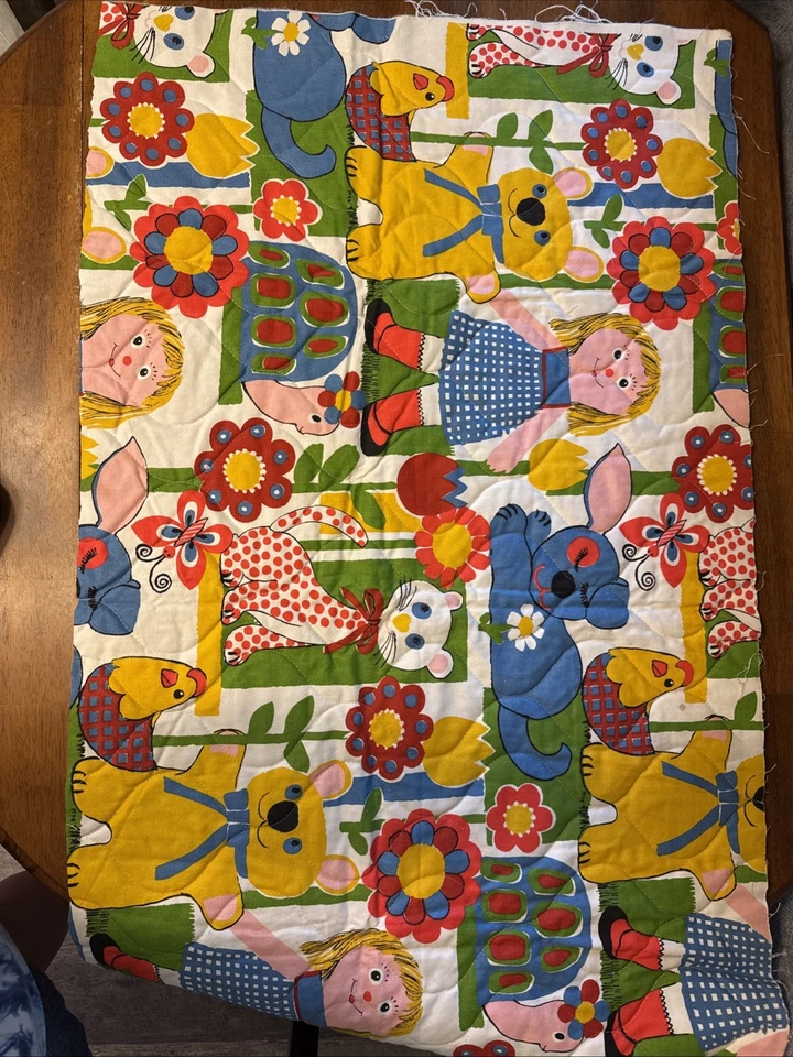 Manta preacolchada vintage años 70 tela edredón panel 42”X 23” restos oso de peluche Foto 3 de 4
