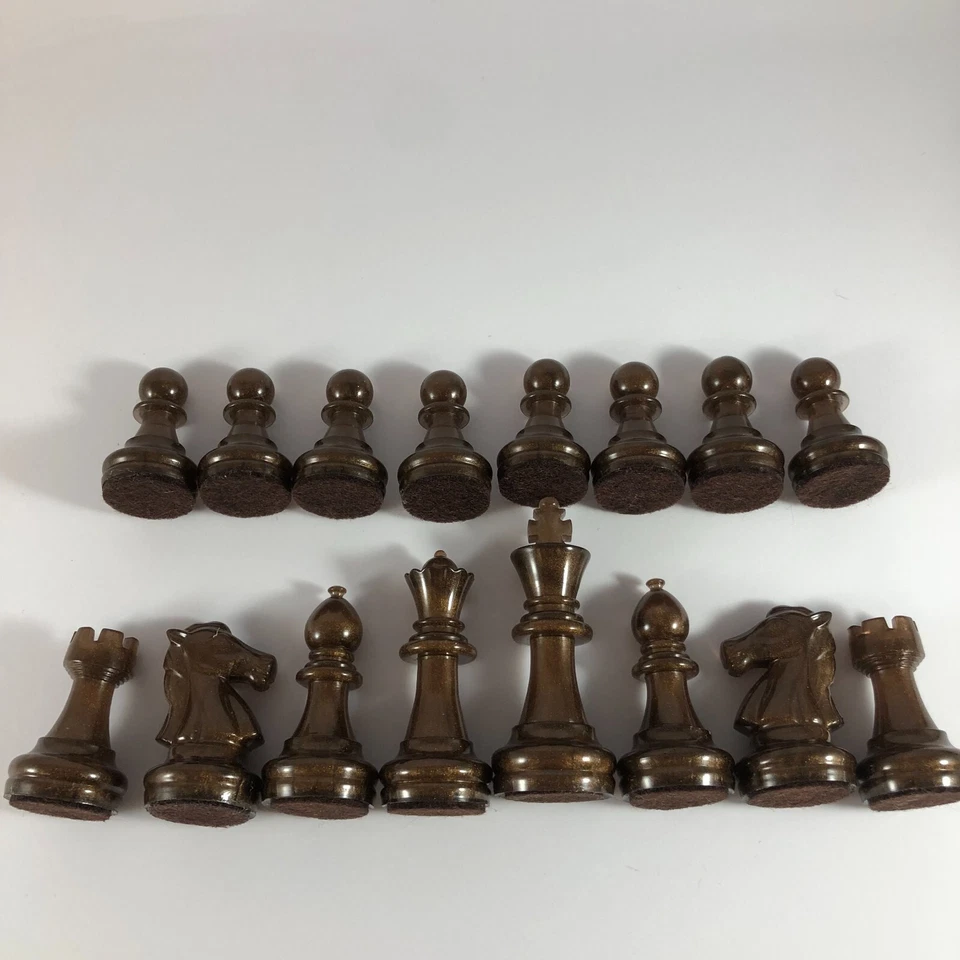 Juego de ajedrez epoxi de lujo. Tablero de ajedrez - Tablero de ajedrez epoxi hecho a mano marrón y transparente Foto 4 de 4