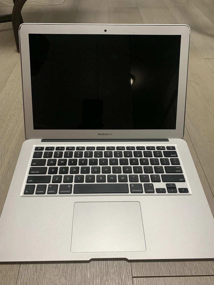 Notebook Apple MacBook Air 13 polegadas 2017 A1466 prata. (Leve dente no canto) - Imagem 2 de 4