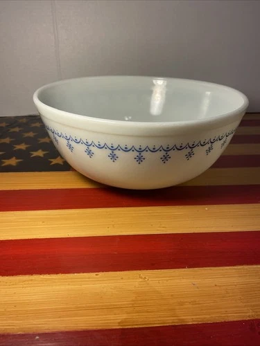 Pyrex Snowflake Garland 404 Mixing Bowl
