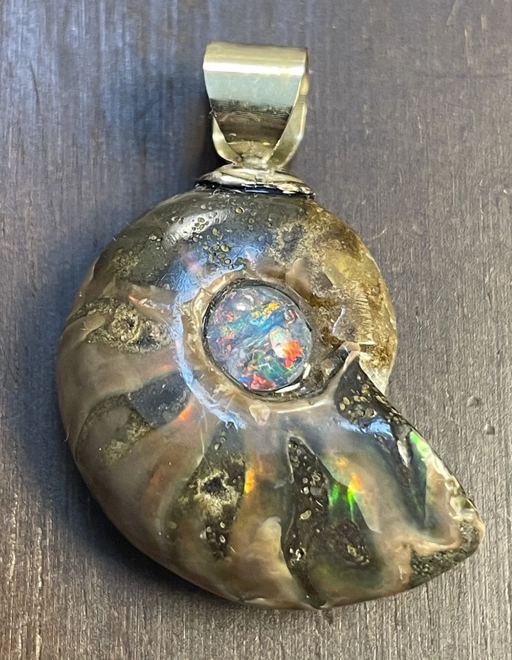 Fósil de amolita (amonita opalizada) de oro macizo de 14K + ¡amuleto triplete de ópalo negro! Foto 3 de 4