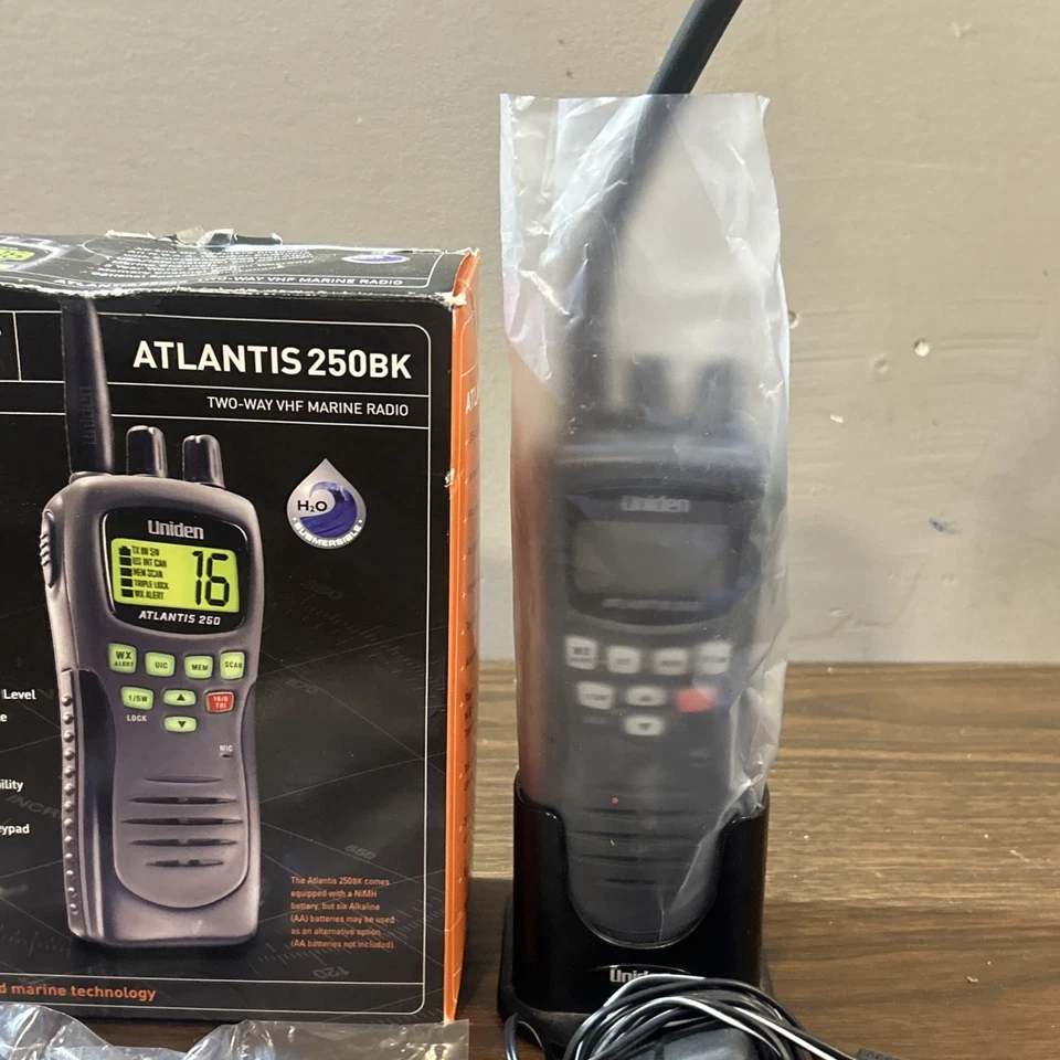 Uniden Atlantis 250 手持式船用 - 白色 完整 带充电器 + 更多二手二手状况完好 — 第 3/4 张图片