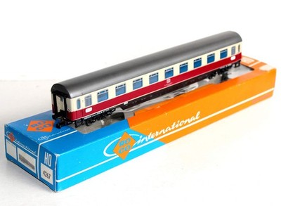 ROCO HO 4267 PASSENGER CAR WITH 9 COMPARTMENTS, TEE 1st CLASS, DB FITTED WAGON