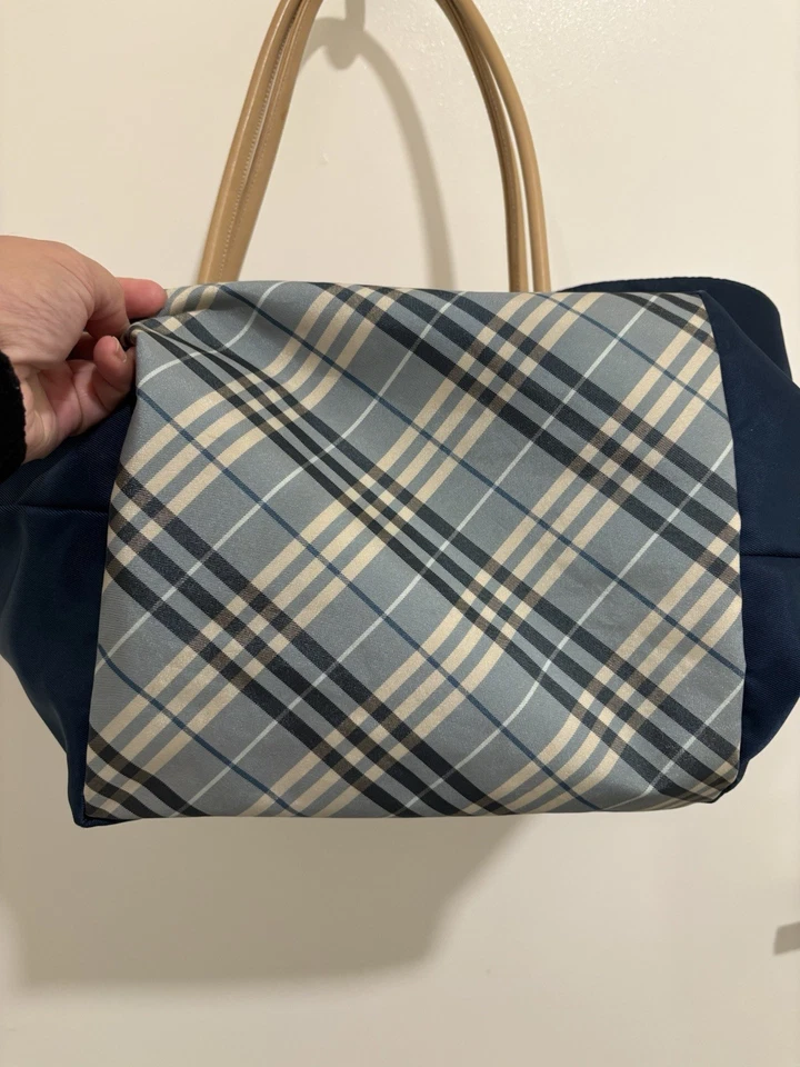 Bolso de hombro Burberry de nailon azul marino con bolsillo - etiqueta azul Foto 3 de 4