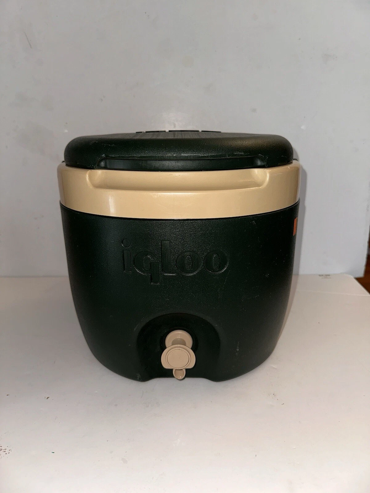 Igloo 2 Gallon Water Cooler Jug Elite Push Spout Drink Hunter Green