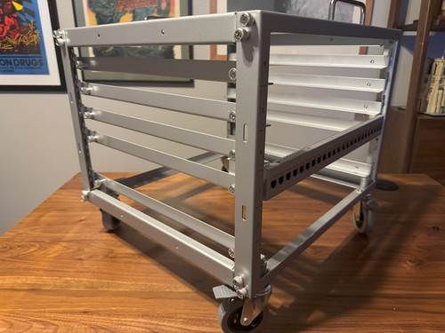 Ubiquiti Networks Toolless Mini Rack - U-Rack-6U-TL - includes keystones - Photo 2/6