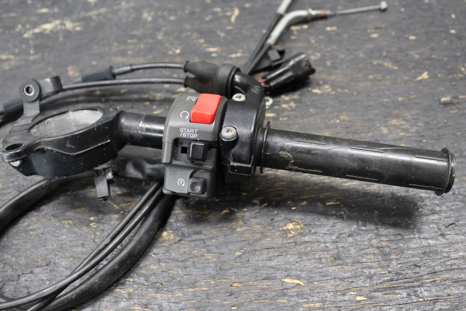 08-10 KAWASAKI NINJA ZX10R ZX10 CLIPE DIREITO NO GUIDÃO COM INTERRUPTORES FABRICANTE DE EQUIPAMENTO ORIGINAL 09 2010 - Imagem 2 de 4