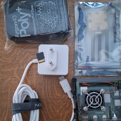 Raspberry Pi 4 Model B 8GB Starter Kit mit SSD, Netzteil, 2 Gehäusen & Lüfter