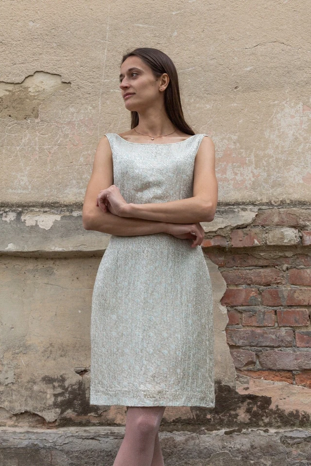 Vestido de seda vintage. Vestido de lúrex gris plata. Vestido de cóctel talla mini XS Foto 3 de 4