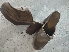 Mossimo suede clogs size 9 brown