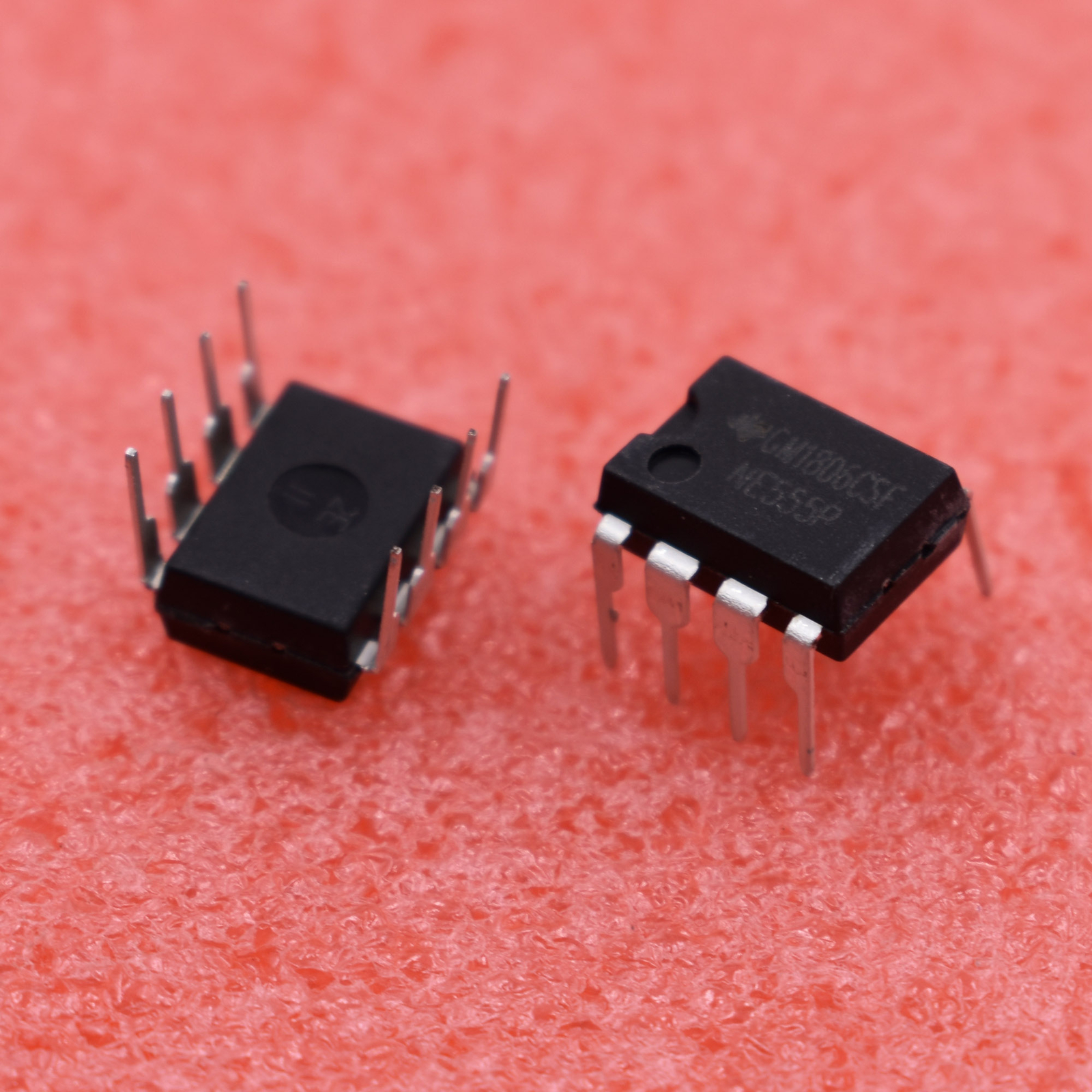 NE555 Timer IC - 5 Stück Inklusive Sockel - Perfekt Für Elektronik-Projekte