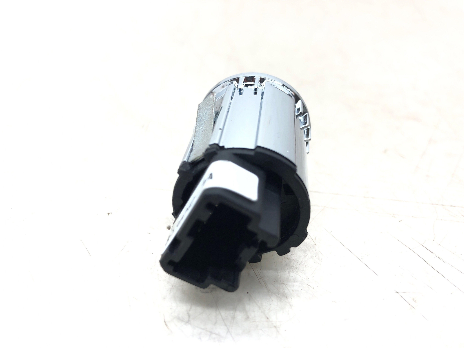 2009 ASTON MARTIN VANTAGE GAS TANK DOOR RELEASE SWITCH BUTTON 6G33-9B242-AA OEM