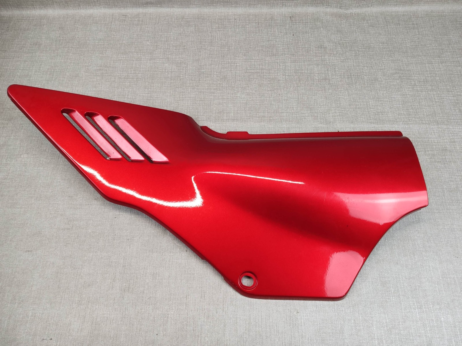 Cache latéral gauche Honda VF1000F 83700-MB6-630ZC d'origine