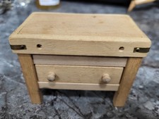 Handgefertigter Puppenhaus Metzgerblock aus Holz mit Schublade. Signiert & Datiert. 1999.xed