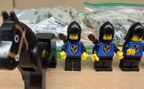 LEGO Castle 6073 Knight's Castle 6 Minifigures 408 Pieces No Box Pre-Owned
