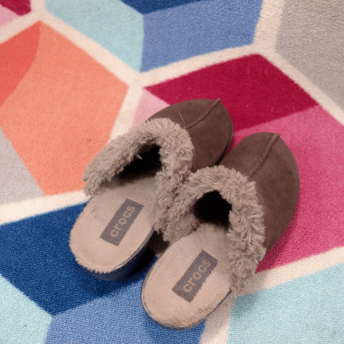 Zuecos Crocs para mujer zapatero mula marrón gamuza forro de piel sintética sin cordones talla 6 EE. UU. - Imagen 5 de 7