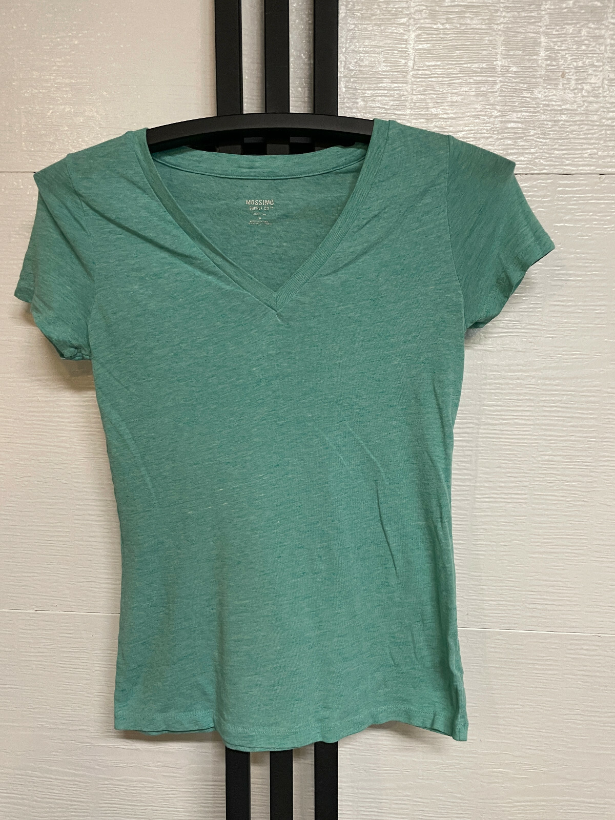 neck MOSSIMO tee shirt size medium 