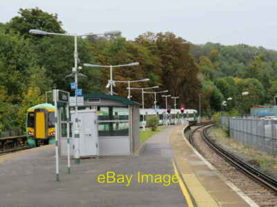 Zug verlässt Bahnhof Caterham Ein Elektrotriebzug (EMU) um 2019