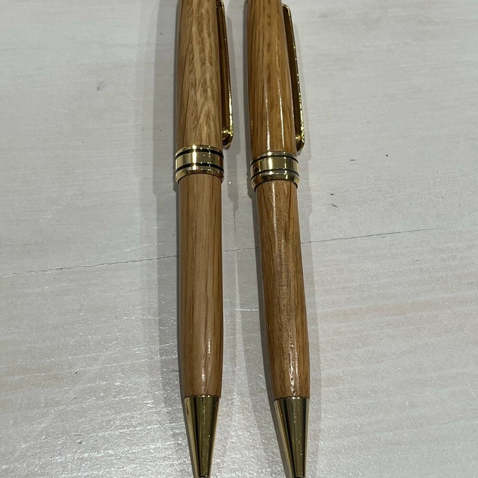 Juego de bolígrafos y lápices de madera dorada y tostada con recambios de lápiz cruzado Foto 4 de 4