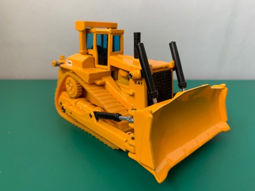 LL320 JOAL 220 1/70 Construction Equipment CAT D10 Crawler Tractor - Picture 1 of 15