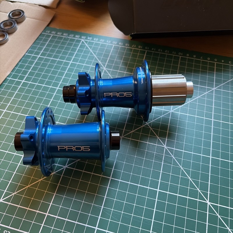 Hope Pro 5 Blue Hubset 6 bolt 12x100 & 142x12 - 32h - Steel HG freehub - Gravel