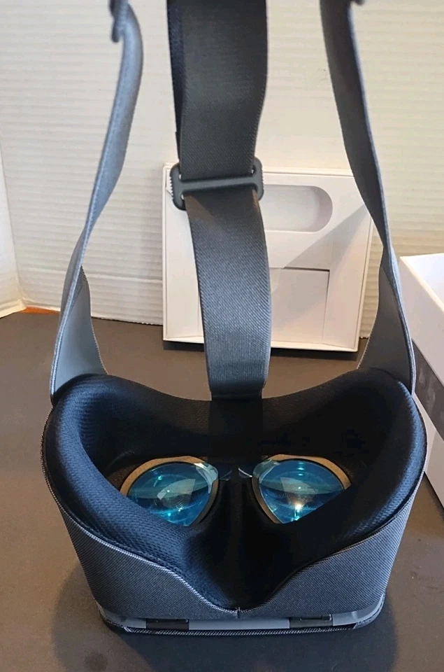 Google Daydream View Virtual Reality Headset Gray D9SHA No Remote - Image 4 of 4