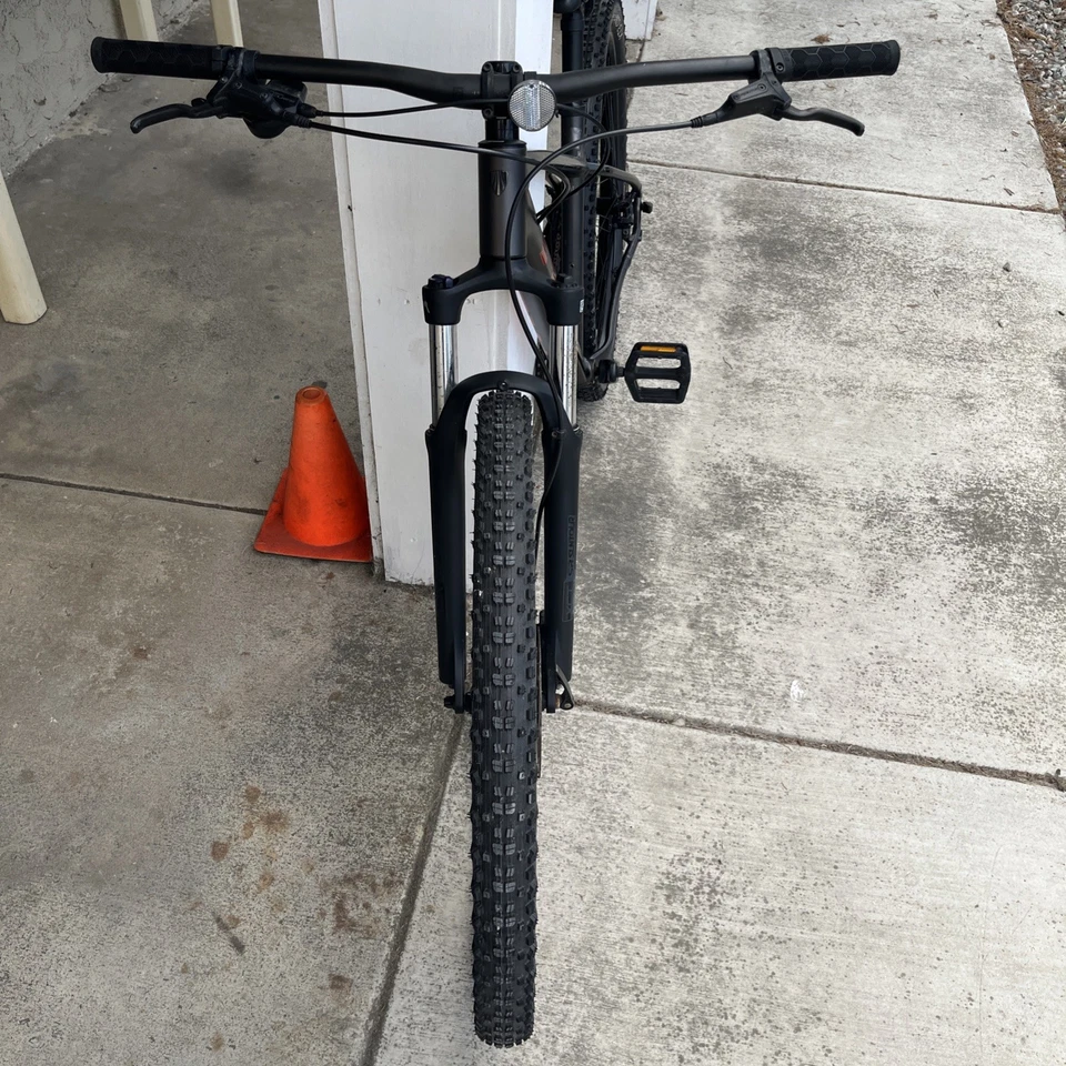 Trek Marlin 5 Gen 3 Mountain Bike Black and Red Size Medium Great Condition - Image 3 of 4