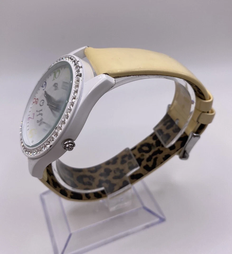 Reloj Betsy Johnson Damas Bisel Cristal Blanco Correa PVC Banda Nuevo Batt  Foto 3 de 4