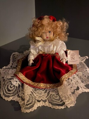 Puppe der italienischen Firma Capodimonte Porzellan.