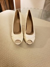 Stuart Weitzman Ivory leater pumps 10M