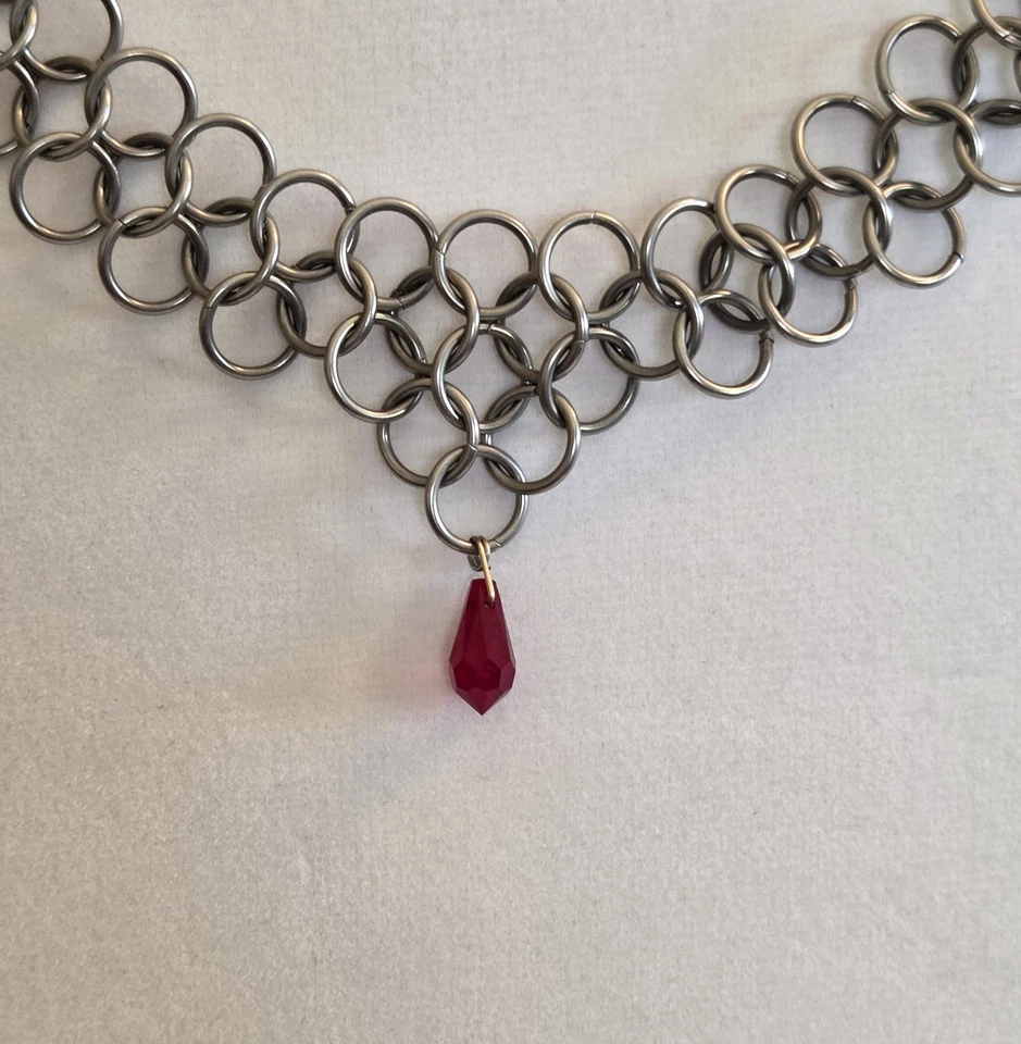 Gargantilla collar de cota de malla de acero renacentista para mujer con cristal rojo colgante 17" Foto 2 de 4