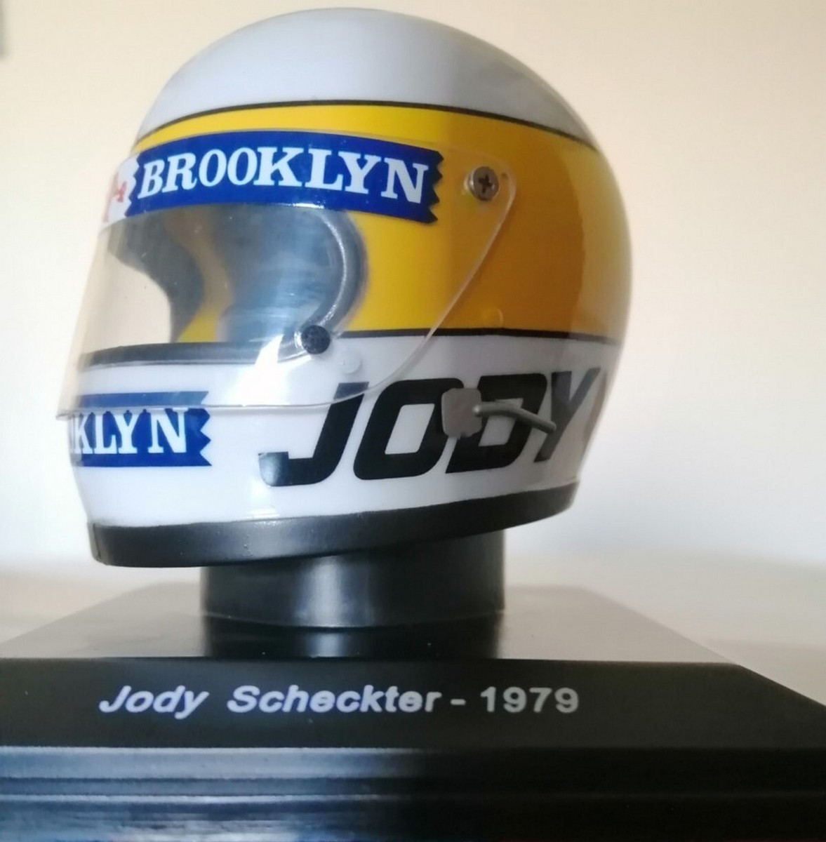 Casque De Pilote Jody Scheckter Ferrari 1979 - Modèle 1:5 Spark - Neuf Sous Boîte