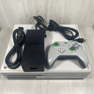 Microsoft Xbox One Model 1540 - 500GB White Console & controller