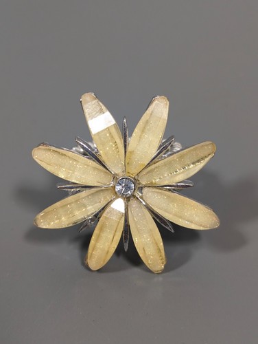Beachy Coastal Light Yellow Daisy Flower Cocktail Ring Size 7 Acrylic Daisy
