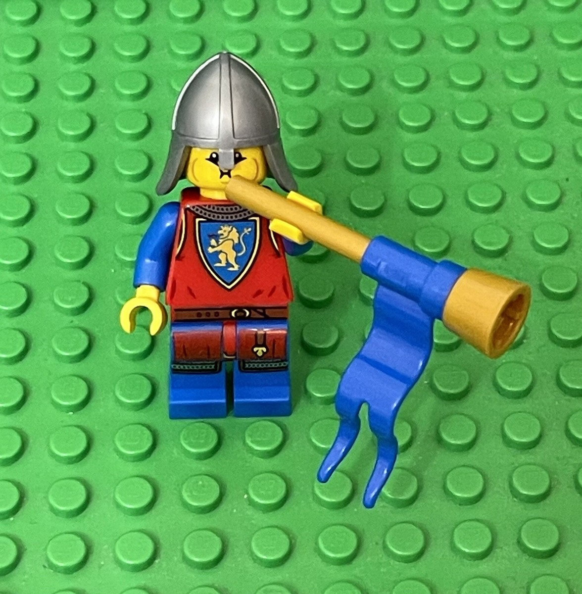Lego Lion Knights' Castle Horn Blower Trumpet Mini Figure W/ Flat