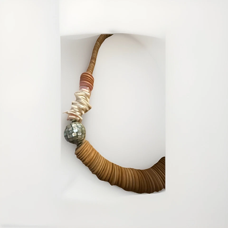 Collar grueso de madera natural y concha de coco de colección declaración boho Foto 2 de 4