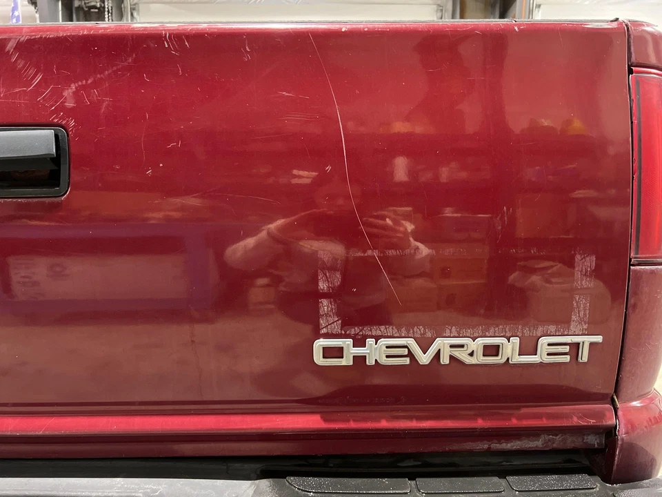 1994 - 2004 Chevy S10 Fleetside Dark Cherry Red Metallic-94U Tailgate Foto 4 de 4