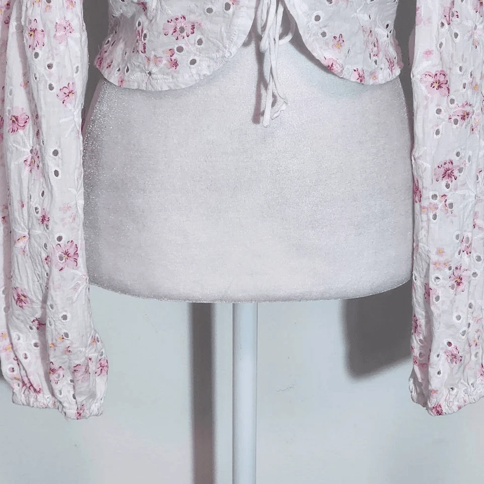 Top corto ASTR The Label rosa floral manga larga talla grande ojales encaje Foto 4 de 4